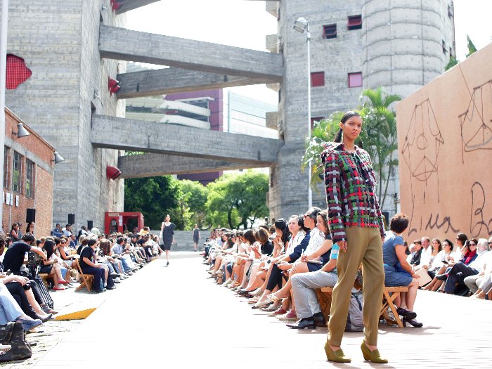 A Maria Bonita apresentou seu desfile de inverno 2010 no Sesc Pompeia, em São Paulo. O motivo da escolha é que a locação foi planejada pela arquiteta Lina ...